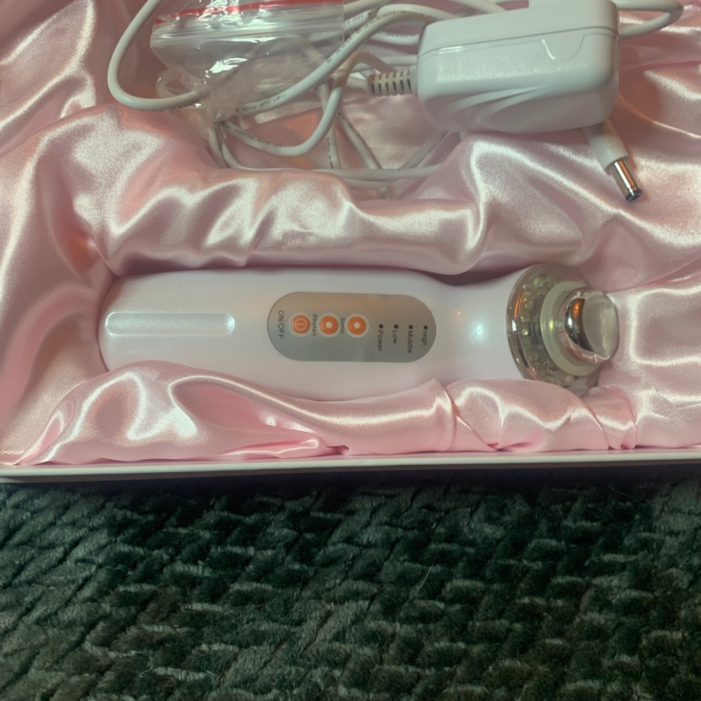 Beauty device 3-in-1 firming and clearing.